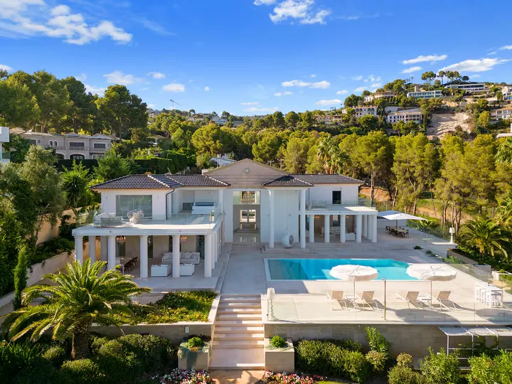 Casa con piscina en desarrollo inmobiliario