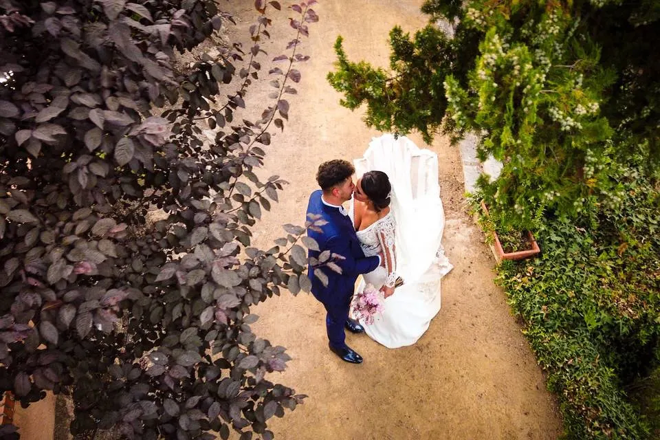 Pareja de novios en un jardín