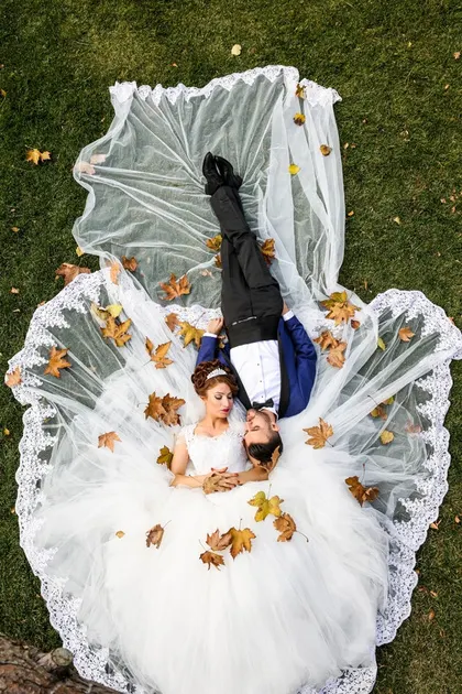 Novia recostada sobre su vestido, foto cenital