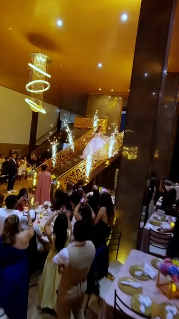 Salón de fiesta iluminado durante el evento