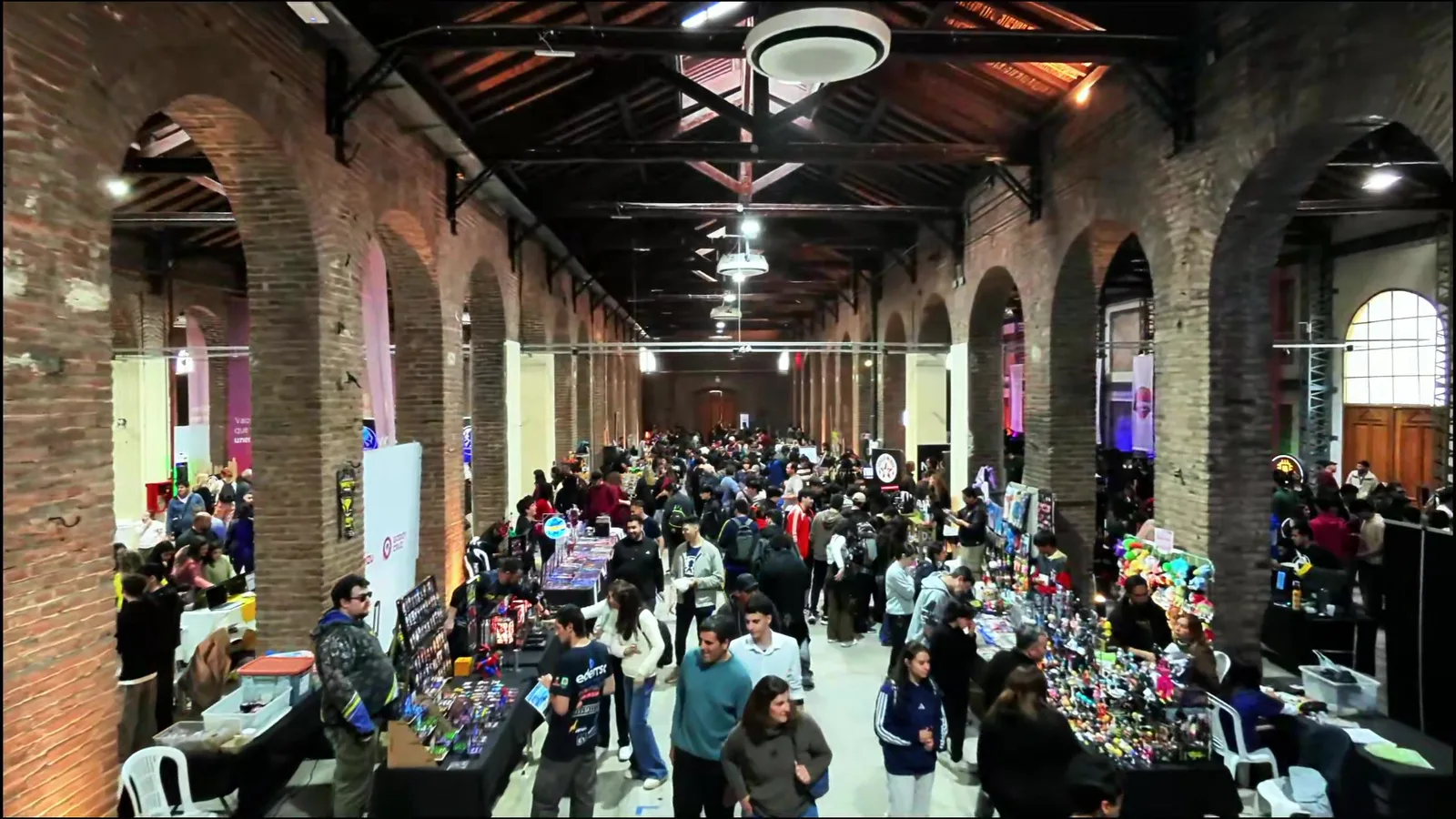 Público recorriendo los stands bajo los arcos de ladrillo del Underc0de Day