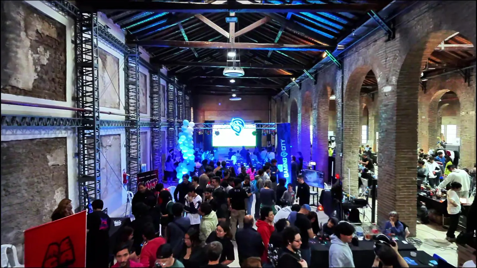 Interior del Underc0de Day con el escenario iluminado y el público